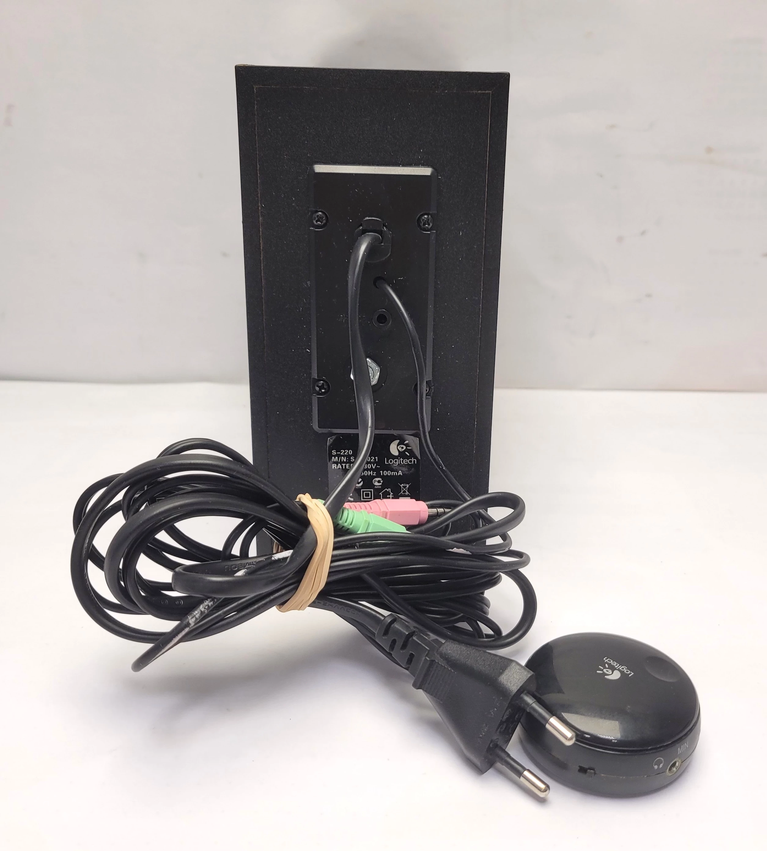 glosniki-komputerowe-21-logitech-s-220-9w-czarne-stan-11323-2