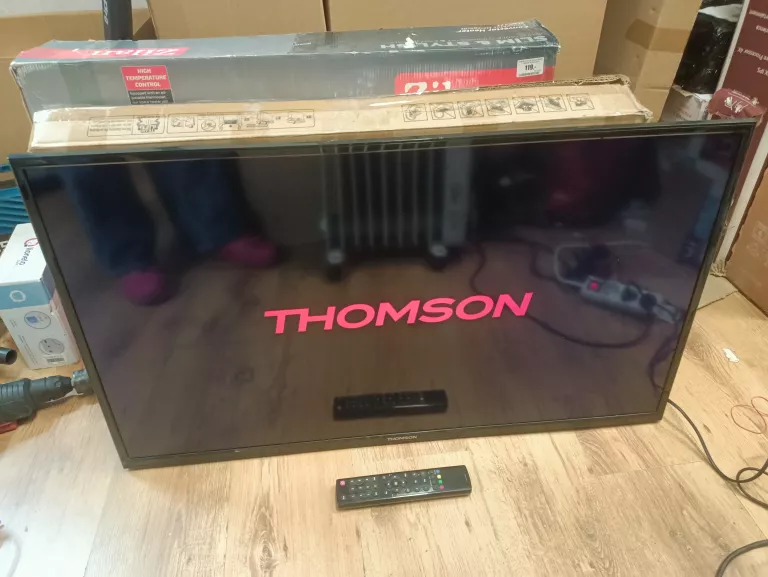 TELEWIZOR THOMSON 40FC3201 + PILOT