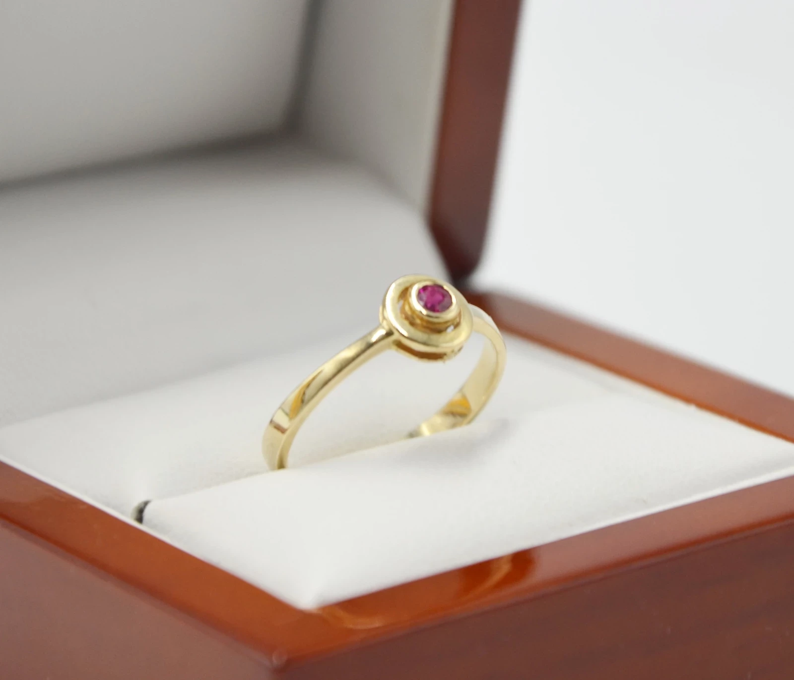 delikatny-zloty-pierscionek-585-r14-w189g-swietlikow-8-warszawa