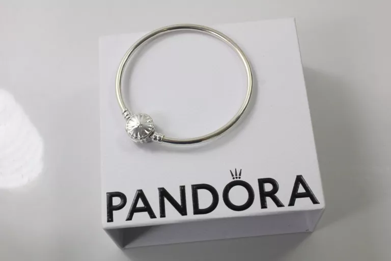 SREBRNA SZTYWNA BRANSOLETKA PANDORA PŁATEK ŚNIEGU