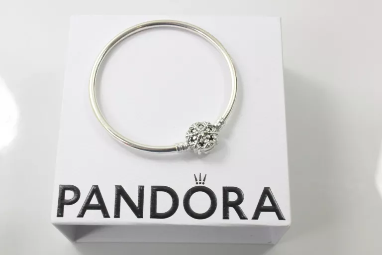 SREBRNA SZTYWNA BRANSOLETKA PANDORA PŁATEK ŚNIEGU