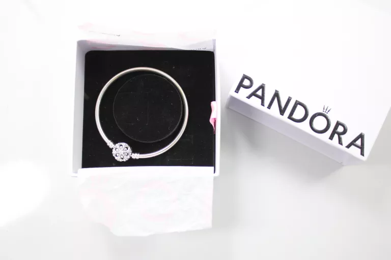 SREBRNA SZTYWNA BRANSOLETKA PANDORA PŁATEK ŚNIEGU