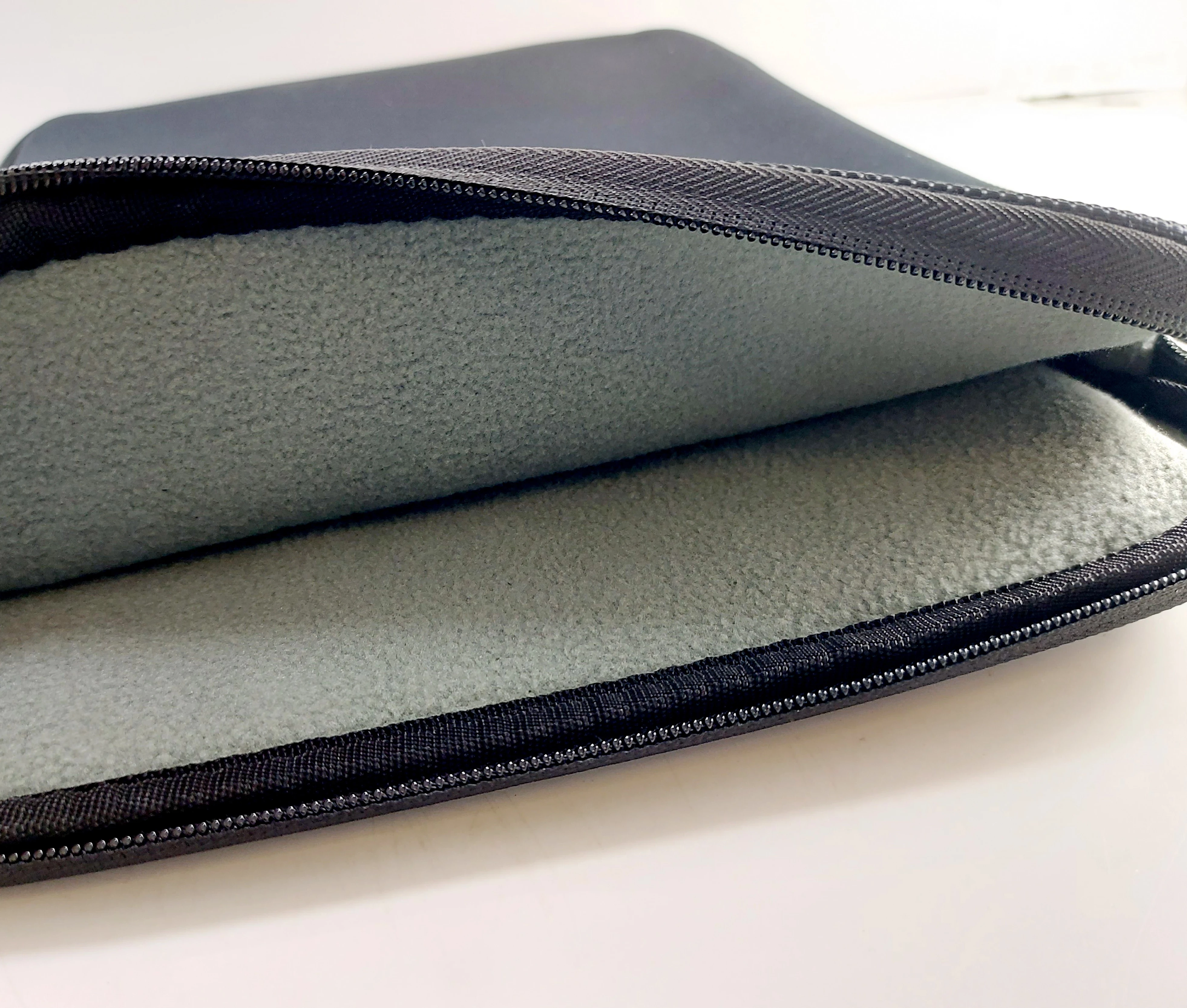 torba-do-macbook-air-13-do-laptopow-14-cali-do-37-x-27-cm-belkin-sleeve-kod-producenta-b2b075-c00