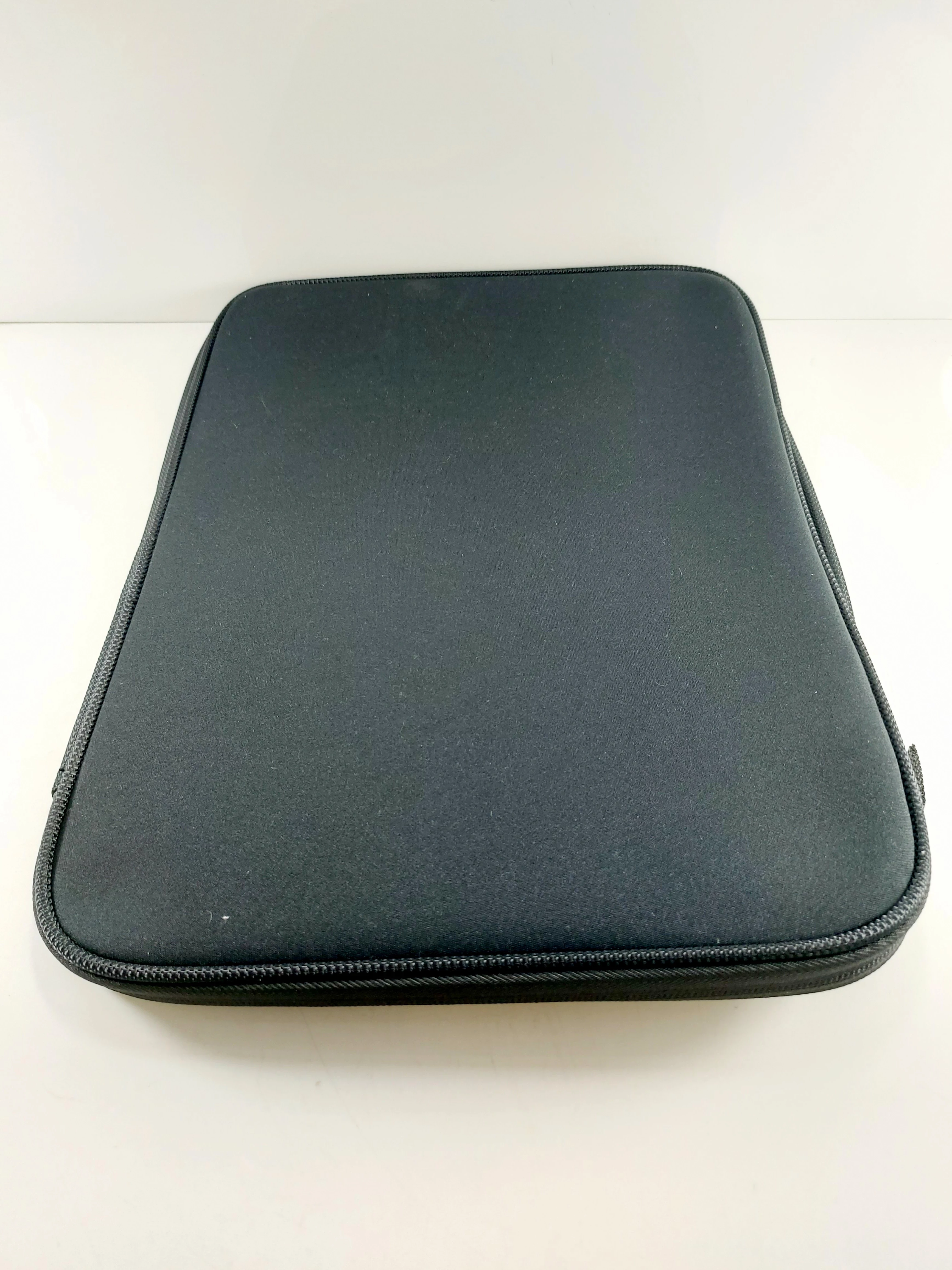 torba-do-macbook-air-13-do-laptopow-14-cali-do-37-x-27-cm-belkin-sleeve-stan-11323-2