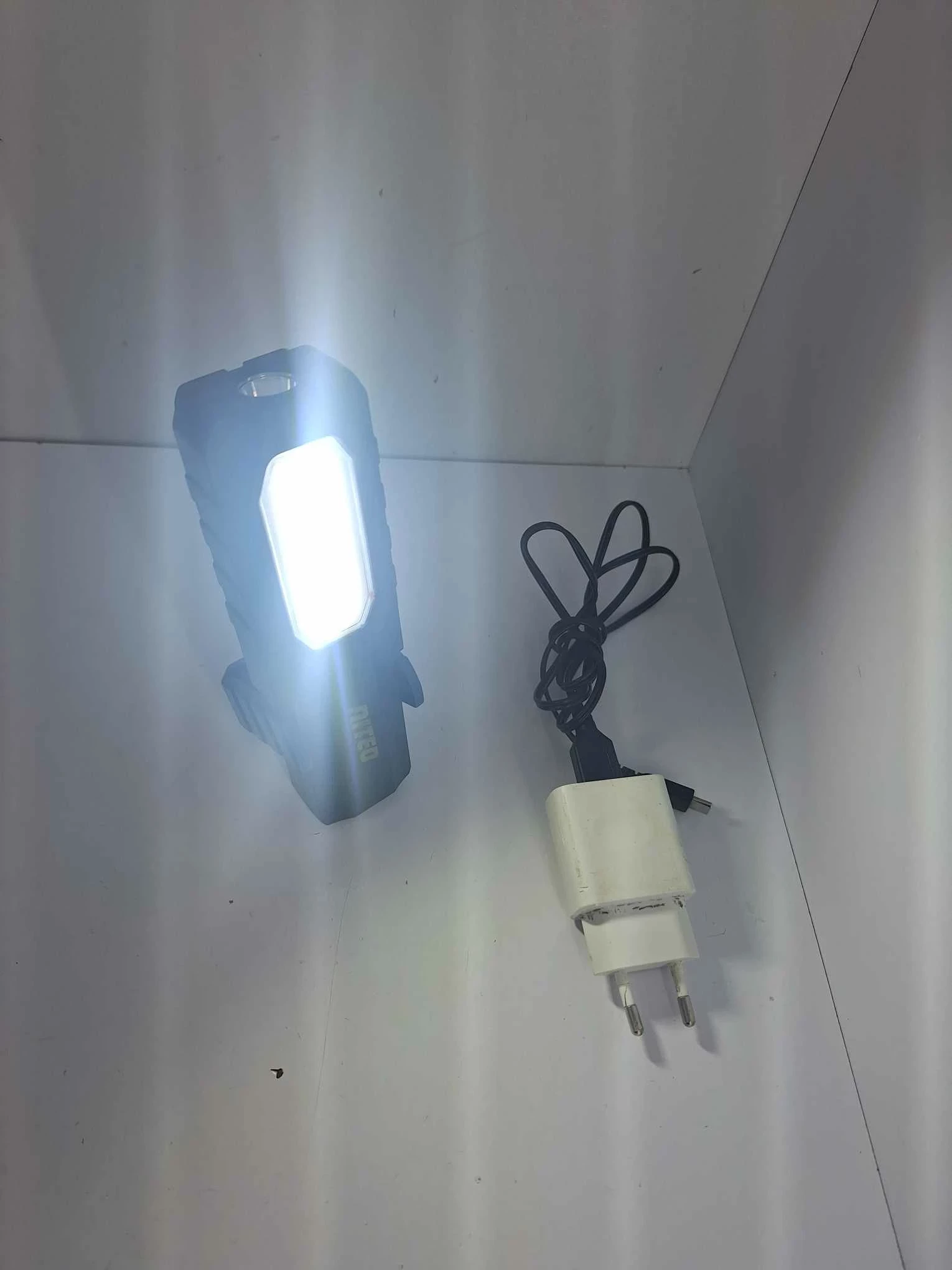 lampka-akumulatorowa-z-magnesem-niteo-marka-248811-951102