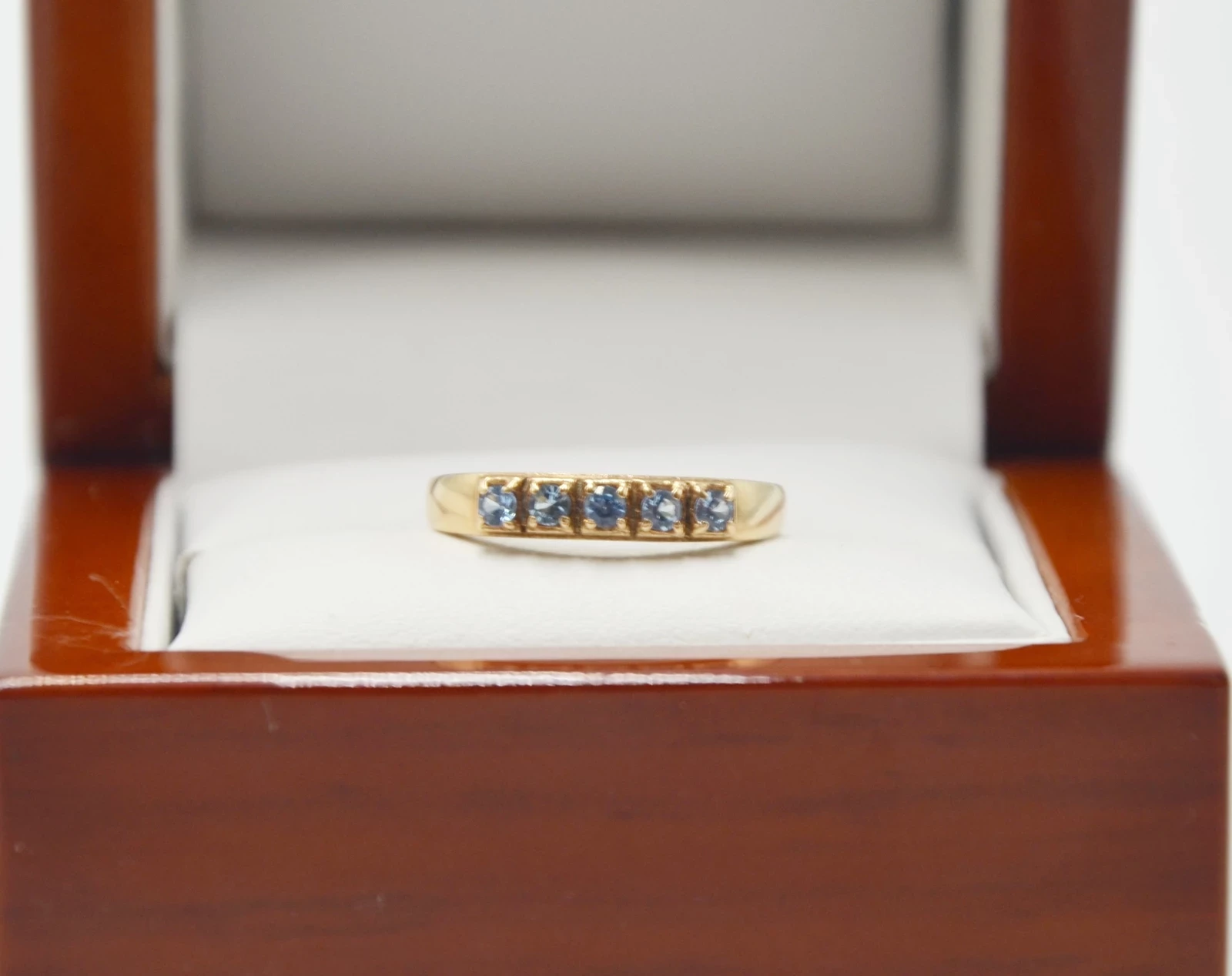 zloty-pierscionek-z-blekitnymi-cyrkoniami-stan-11323-2