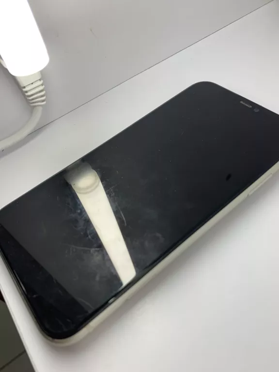 TELEFON IPHONE 11 64GB 77%