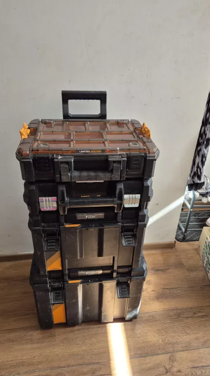 WÓZEK TRANSPORTOWY NA NARZEDZIA Z WALIZKAMI DEWALT