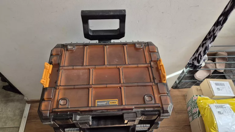 WÓZEK TRANSPORTOWY NA NARZEDZIA Z WALIZKAMI DEWALT