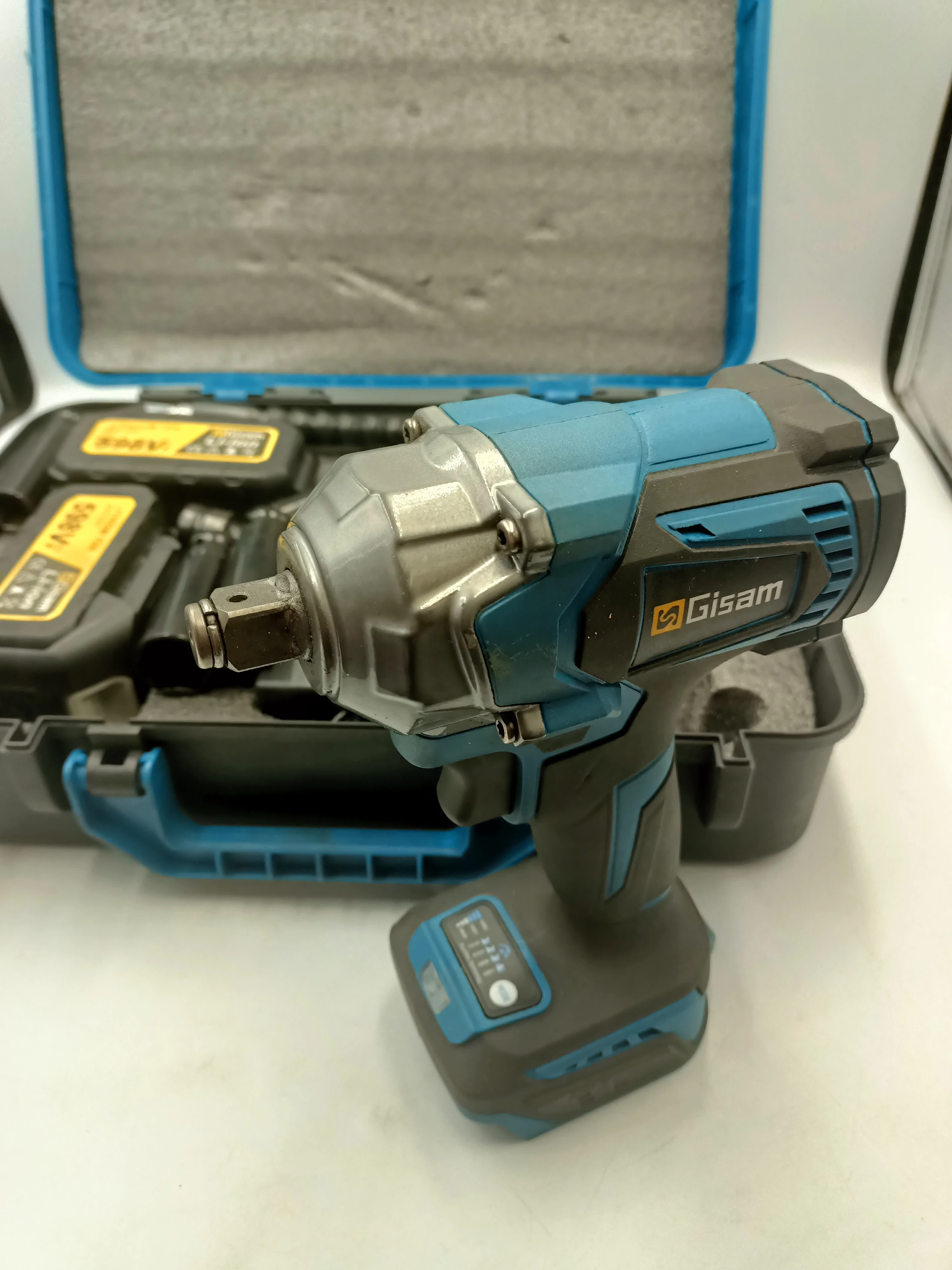 klucz-udarowy-akumulatorowy-do-kol-gisam-2x-aku-zasilacz-walizka-stan-11323-2