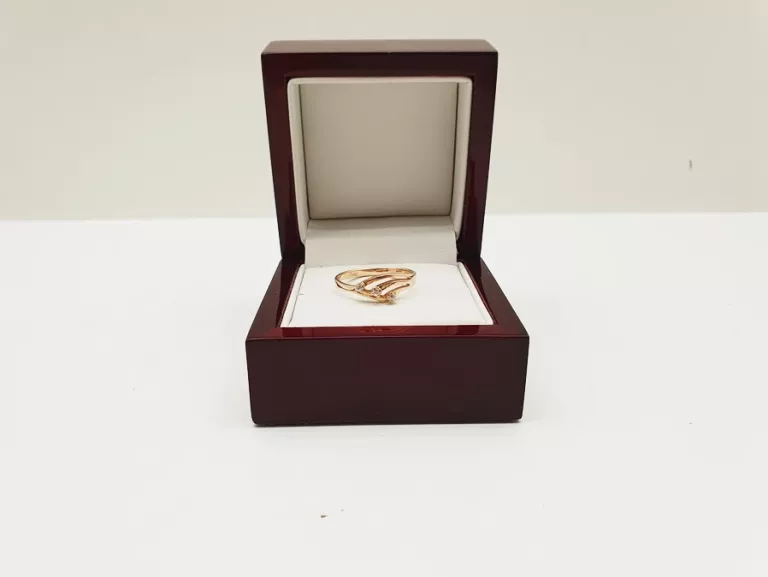 UROCZY ZŁOTY PIERŚCIONEK Z CYRKONIAMI 1,97G 585P 19R