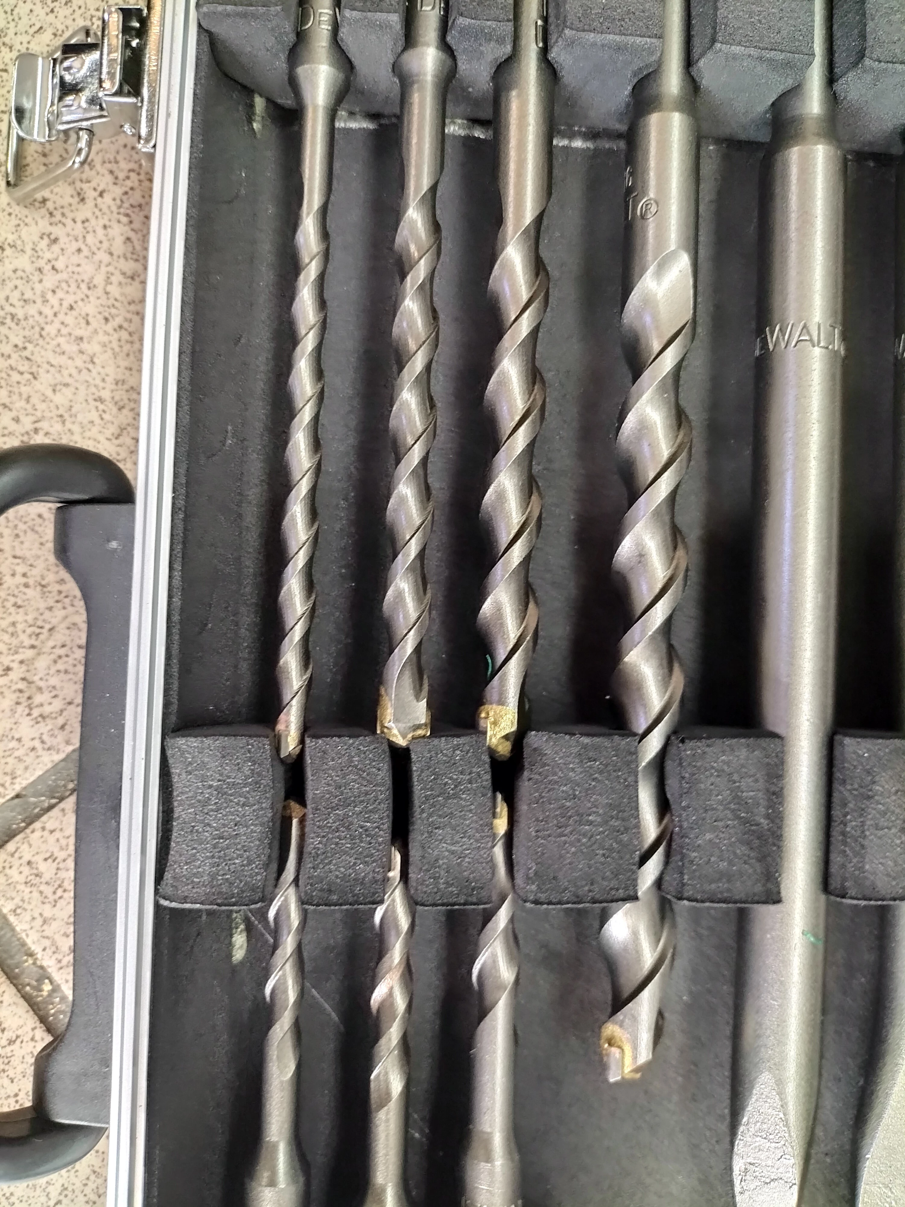 wiertladluta-dewalt-w-walizce-liczba-elementow-w-zestawie-15