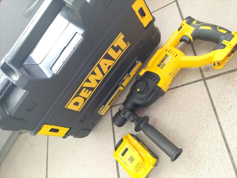 MŁOTOWIERTARKA DEWALT DCH133