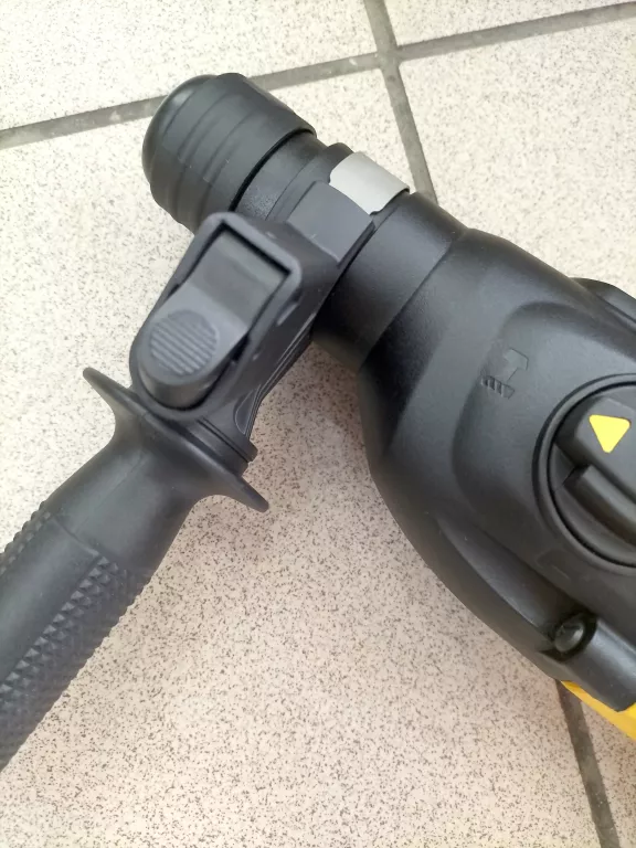 MŁOTOWIERTARKA DEWALT DCH133