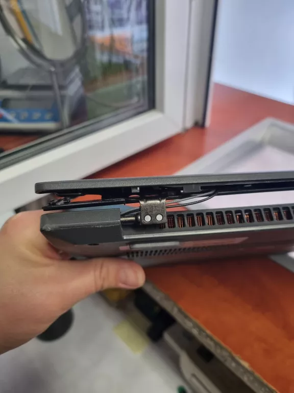 LAPTOP LENOVO V15-IIL I5 8 GB / 256 GB WIN 10 PRO