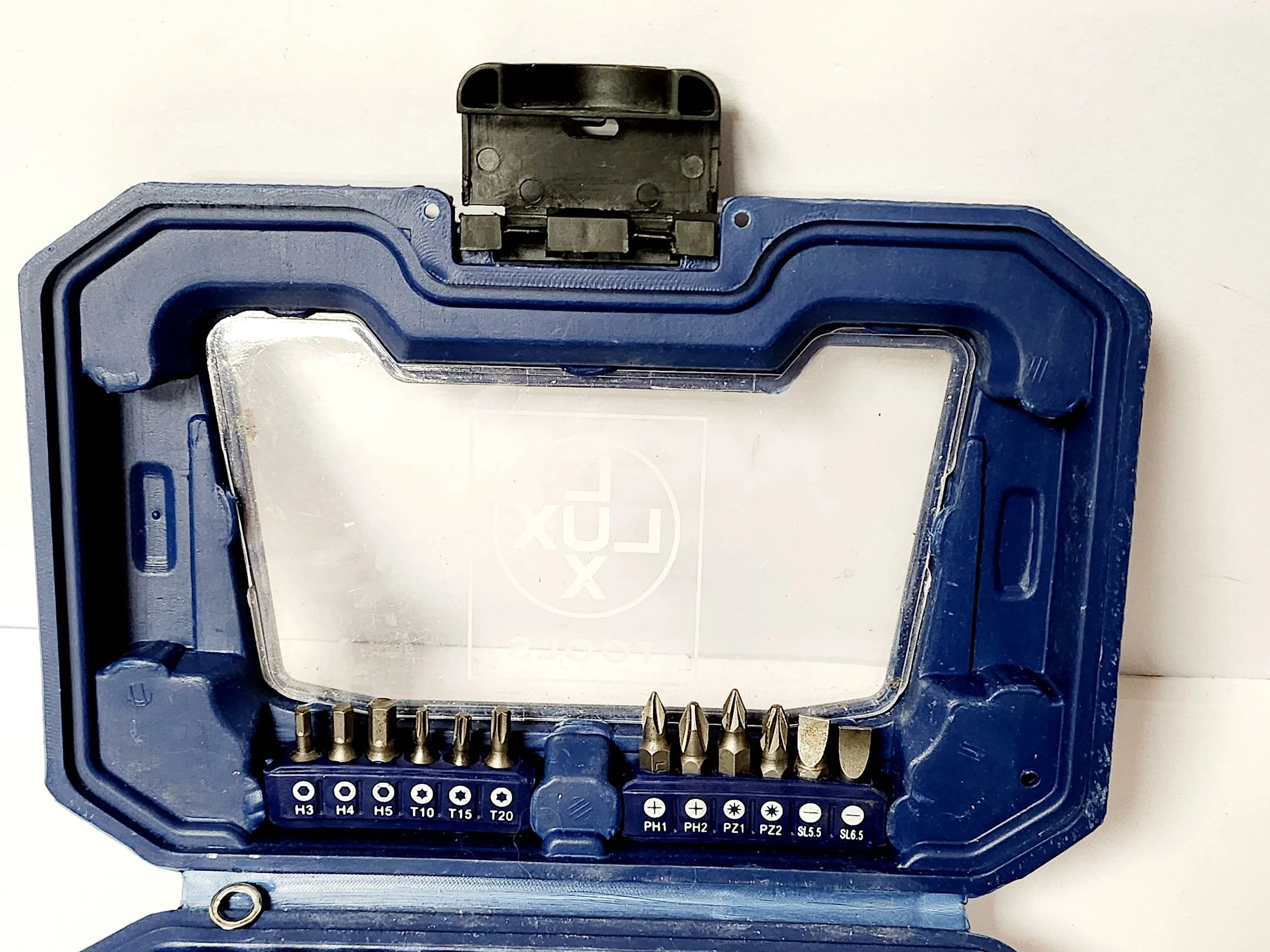 lux-tools-zestaw-kluczy-nasadowych-i-bitow-28-czesci-w-niebieskiej-walizce-stan-11323-2