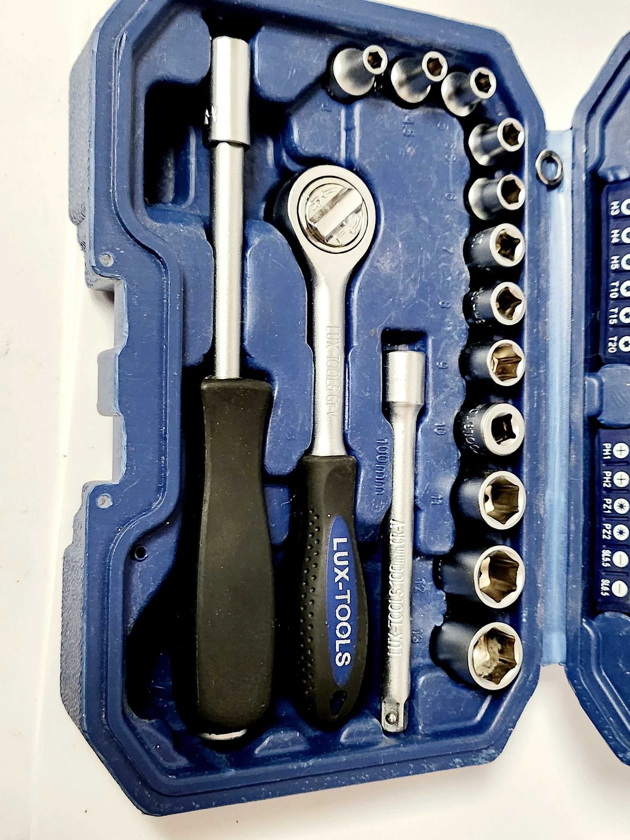 lux-tools-zestaw-kluczy-nasadowych-i-bitow-28-czesci-w-niebieskiej-walizce-ean-gtin-4007875456051