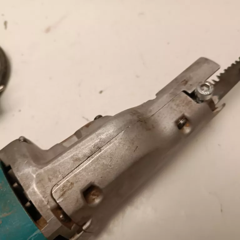 PIŁA SZABLASTA MAKITA JR3000V PEKNIETA PRZY OSTRZU