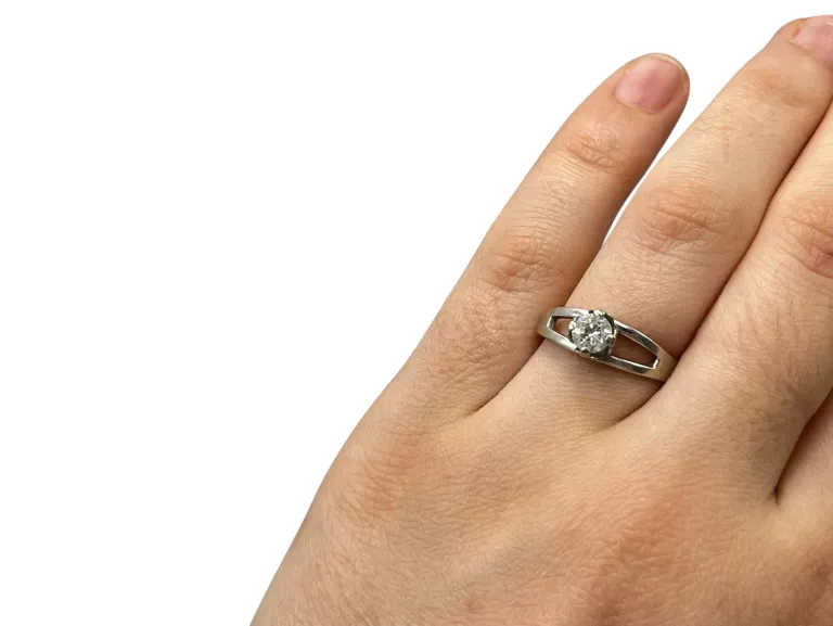 delikatny-pierscionek-z-bialego-zlota-p-585-wg280-r13-material-15835-1