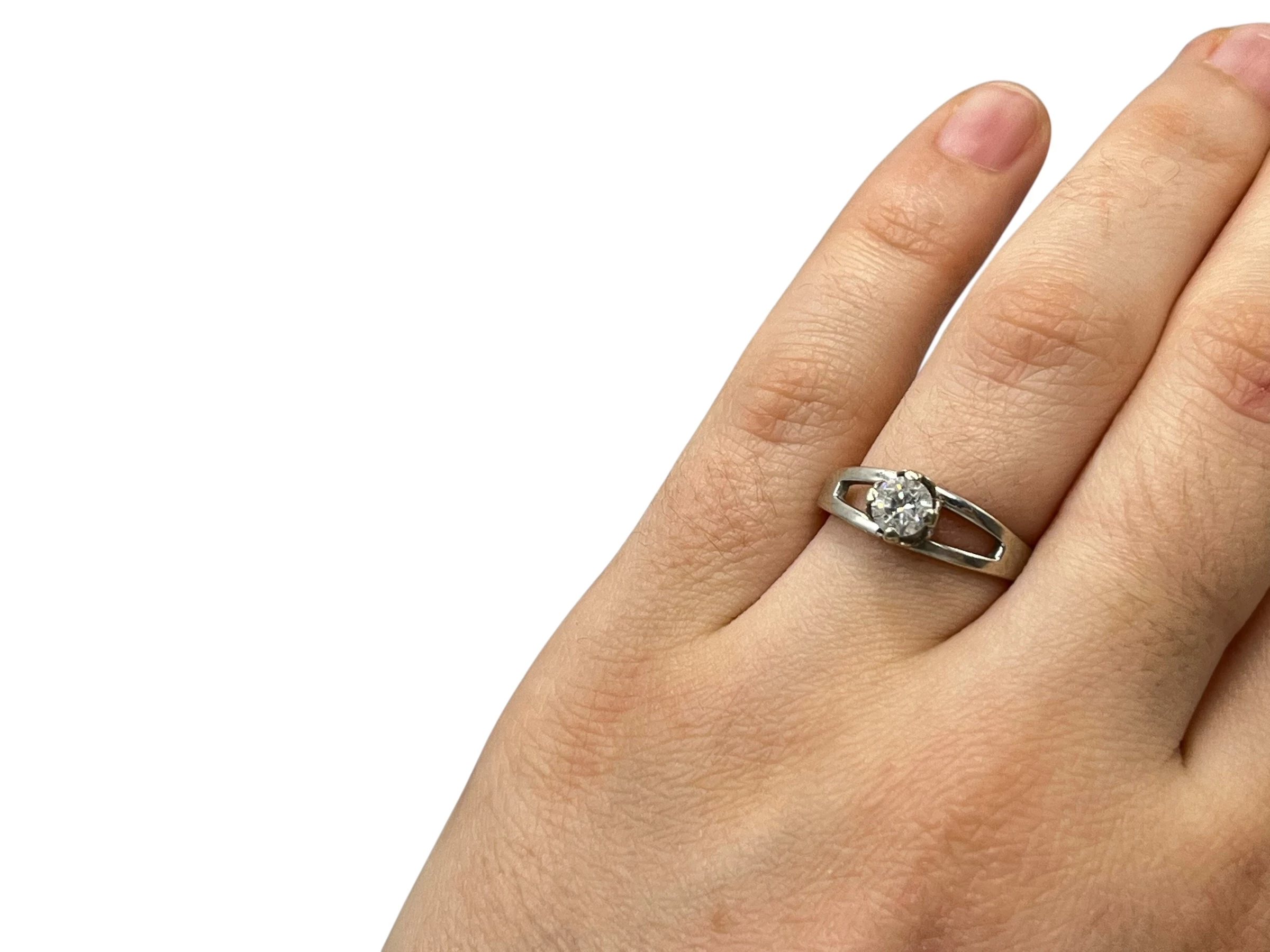 delikatny-pierscionek-z-bialego-zlota-p-585-wg280-r13-material-15835-1