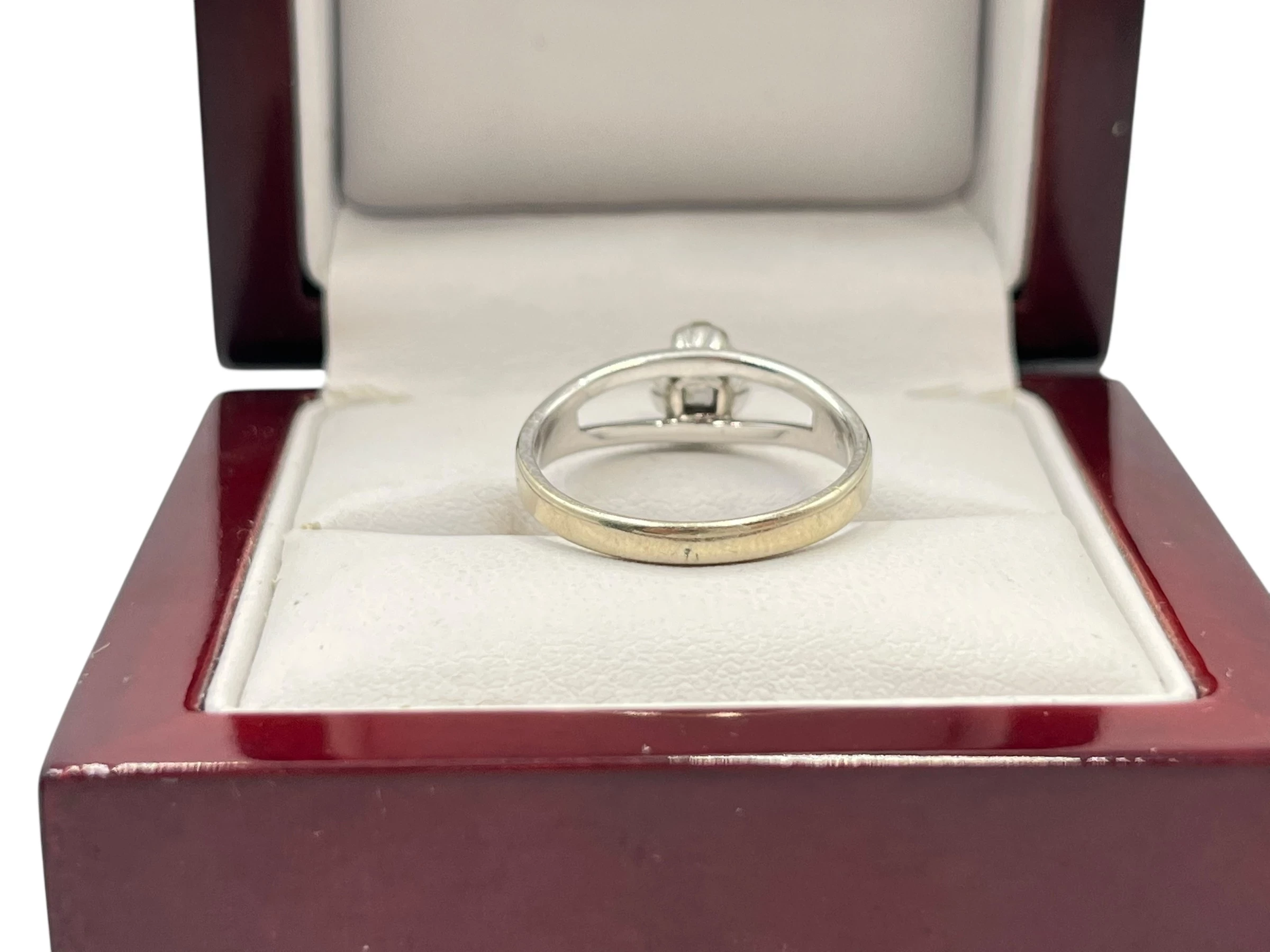 delikatny-pierscionek-z-bialego-zlota-p-585-wg280-r13-stan-11323-2