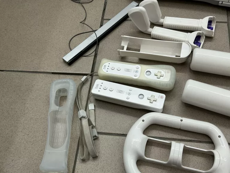 KONSOLA NINTENWO WII + AKCESORIA