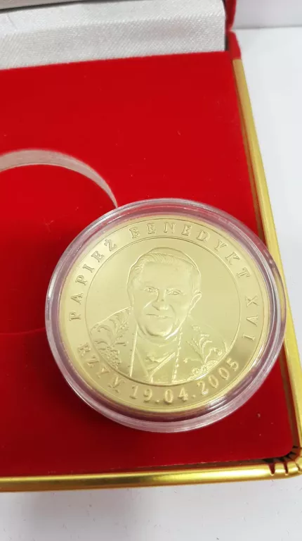 MEDAL "PAPIEŻ BENEDYKT XVI/ FRANCISZEK - MENNICA PIĘTKA"