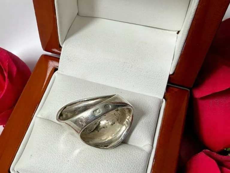WYJĄTKOWY SREBRNY PIERŚCIONEK ZAKRĘCONY ROZMIAR 12/925/7,45G.