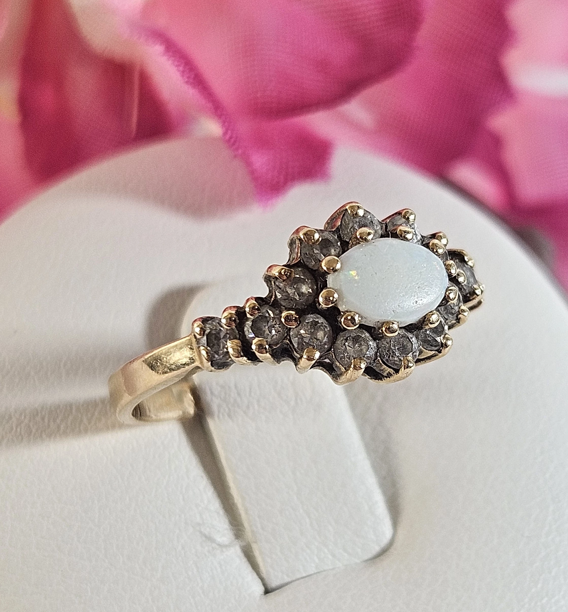 zloty-pierscionek-z-bialym-oczkiem-232gr-585pr-ean-gtin-5900025319116