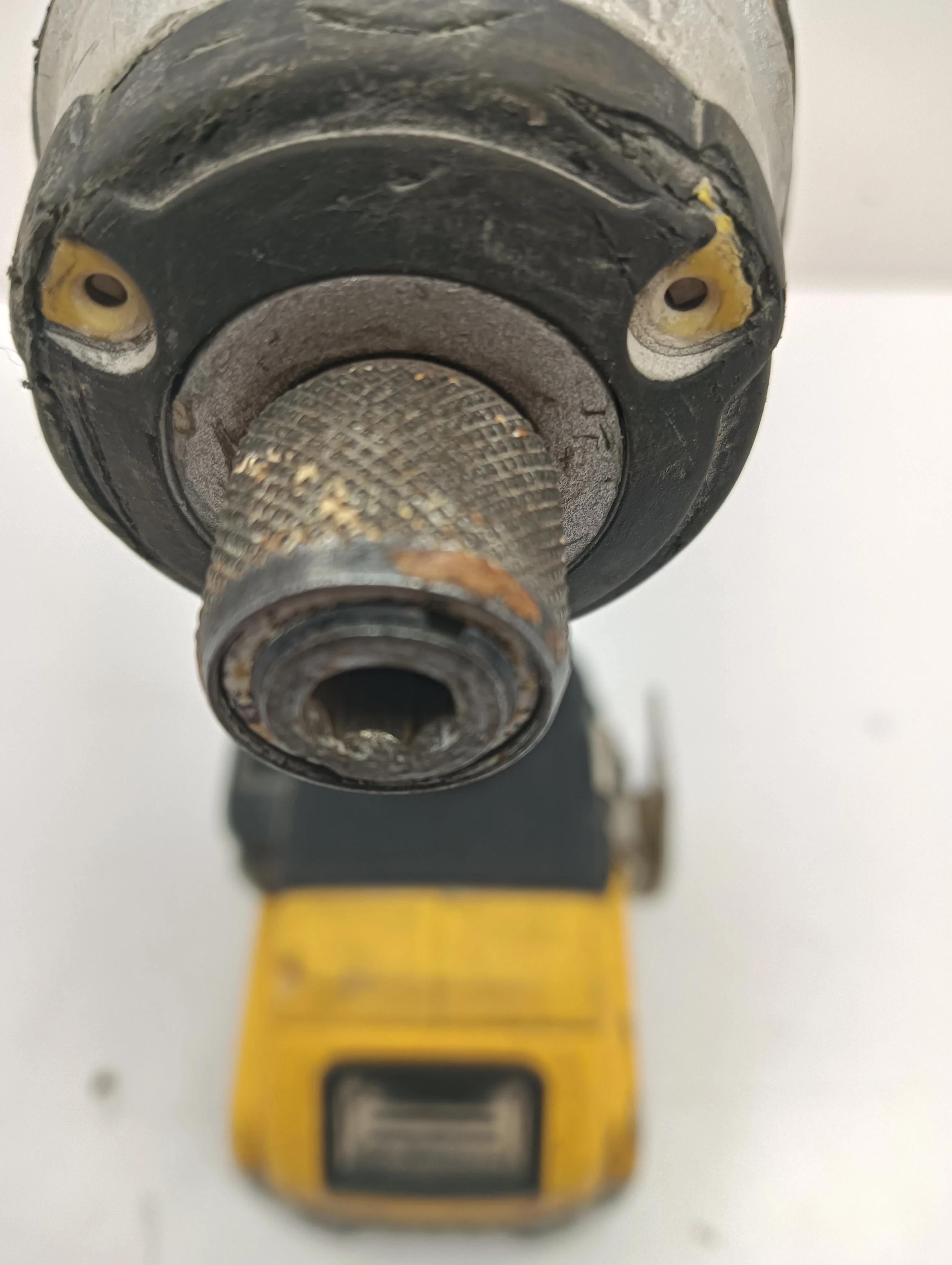 zakretarka-dewalt-dcf885-stan-11323-2