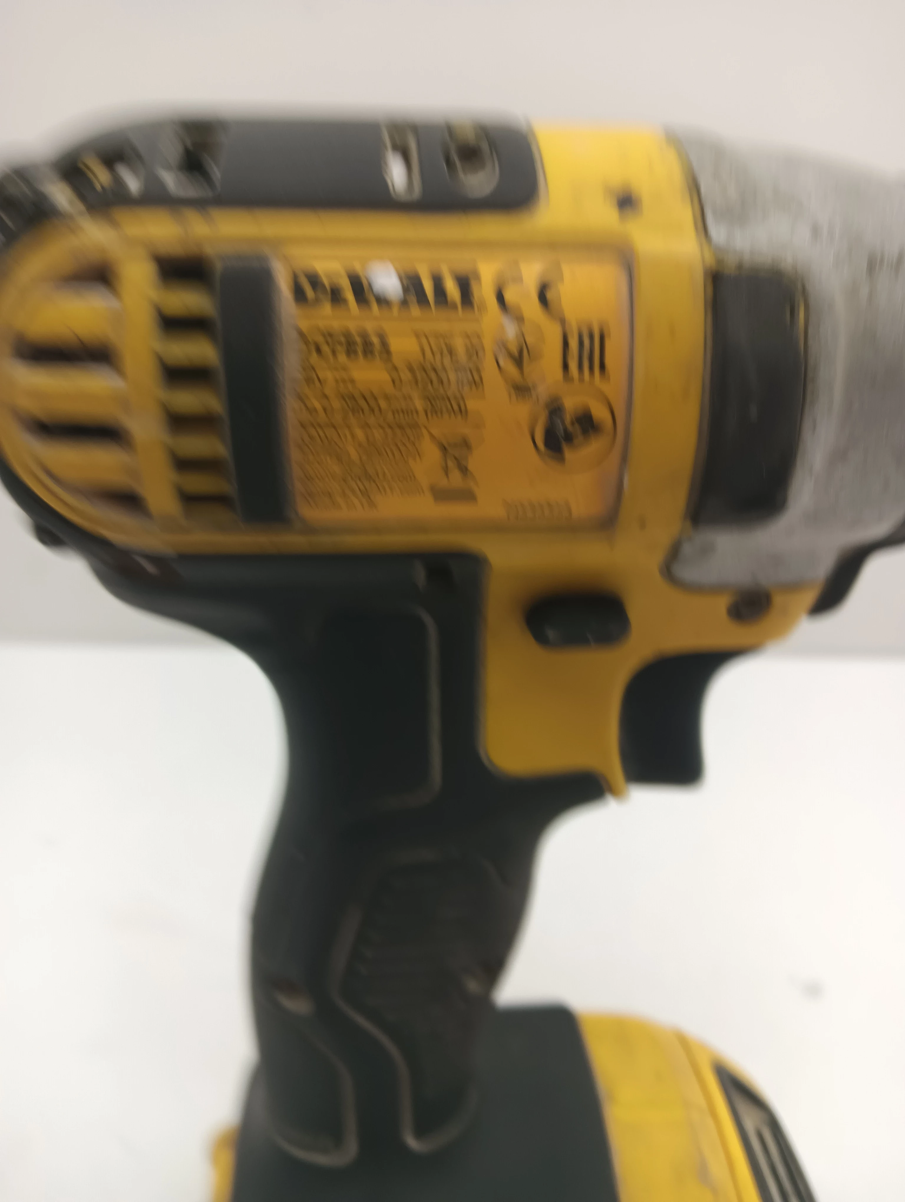 zakretarka-dewalt-dcf885-rodzaj-silnika-204657-221321