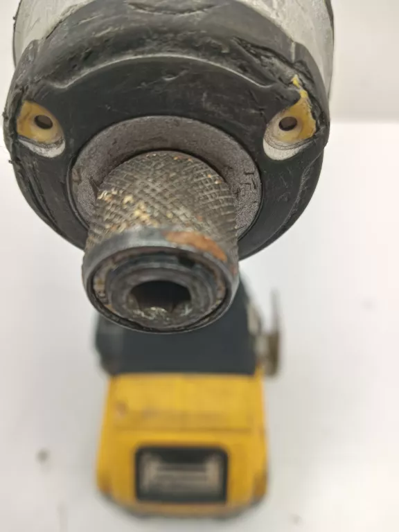 zakretarka-dewalt-dcf885-stan-11323-2