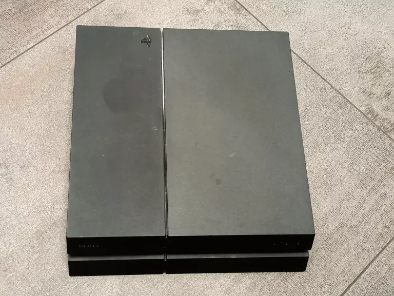 KONSOLA PS4 500GB CUH-1216A 500GB + 1 PAD, 1 GRA, KABLE