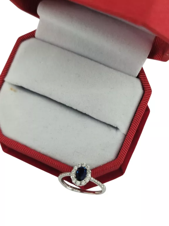 UROCZY SREBRNY PIERŚCIONEK Z GRANATOWYM OCZKIEM 1,64G 925 R.15