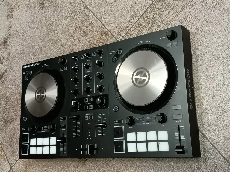 KONTROLER DJ TRAKTOR KONTROL S2 MK3 GWAR Z 10.2024