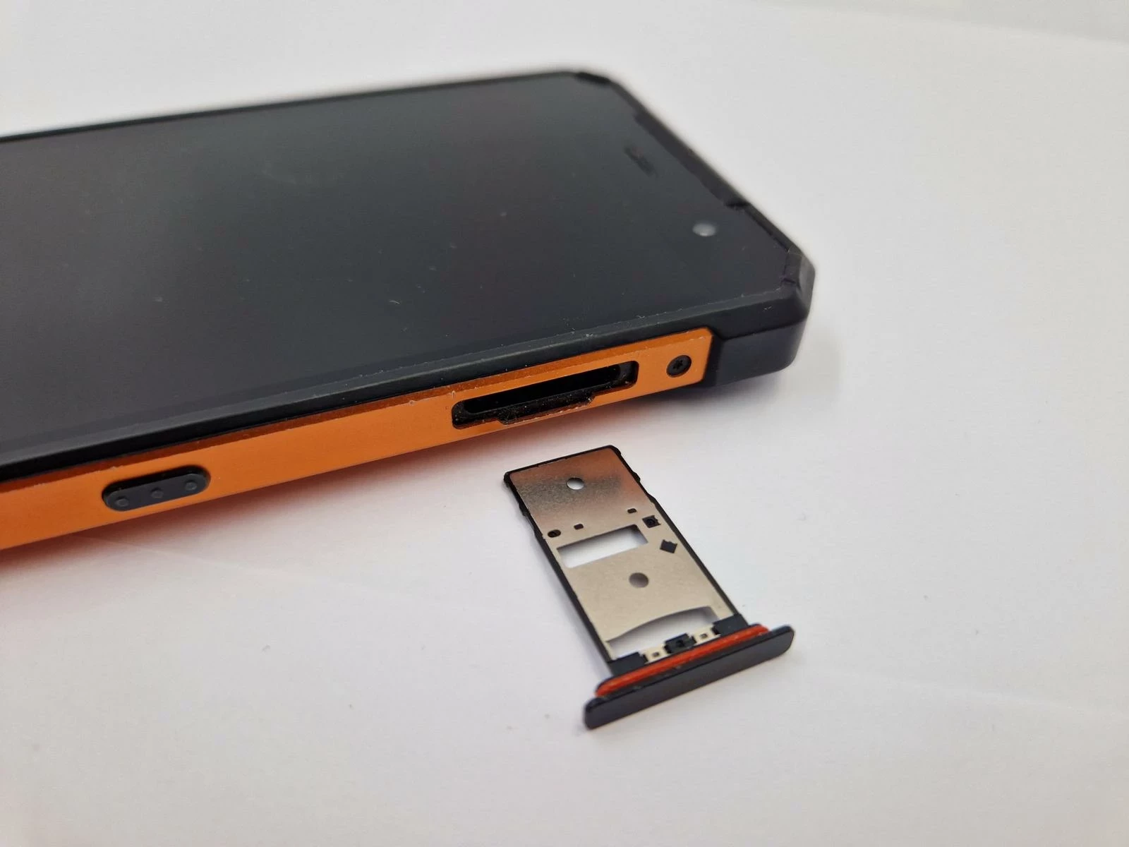 telefon-hammer-explorer-plus-przekatna-ekranu-570