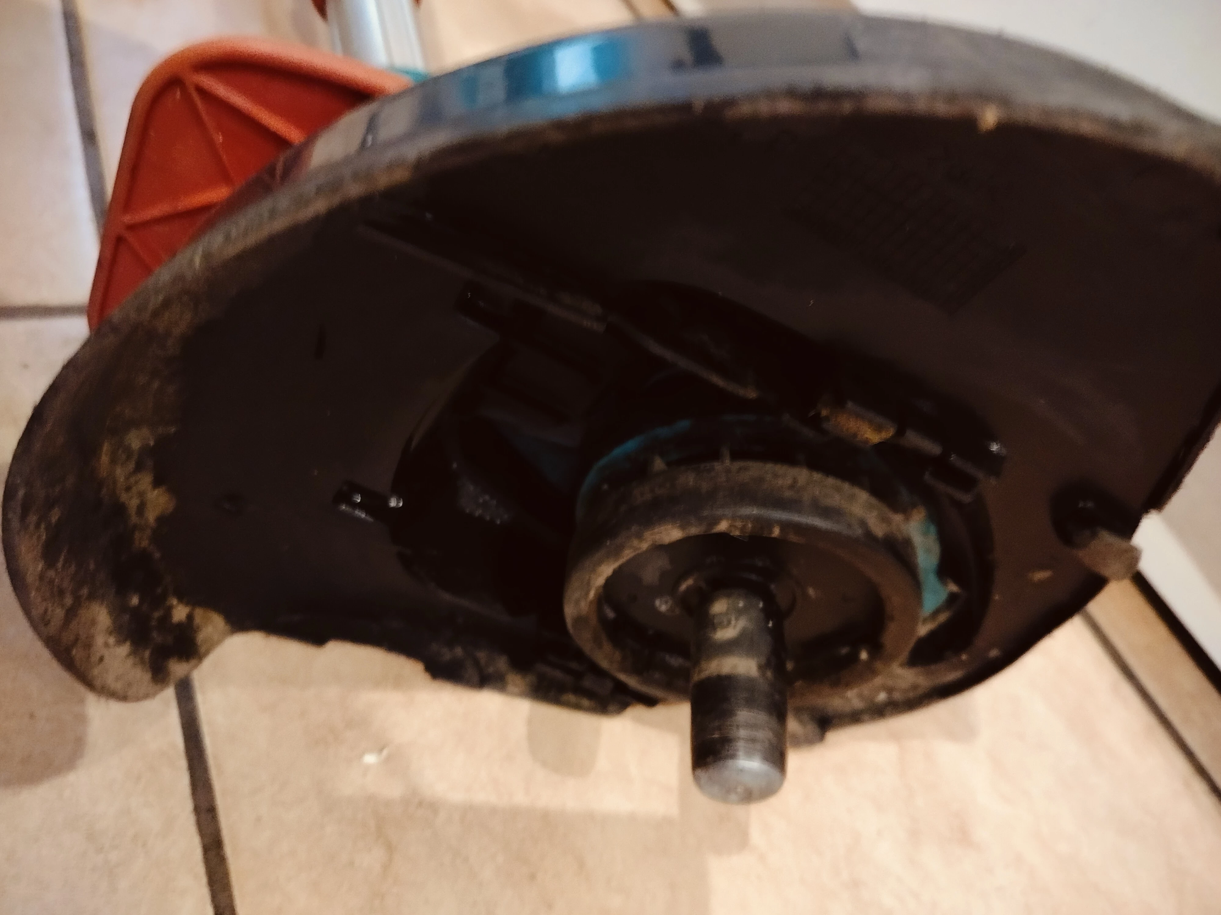 podkaszarka-bosch-art-2600-combitrim-450w-96db-zawiera-baterie-250685-2006717