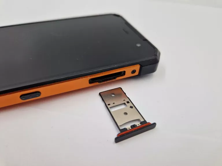 telefon-hammer-explorer-plus-przekatna-ekranu-570