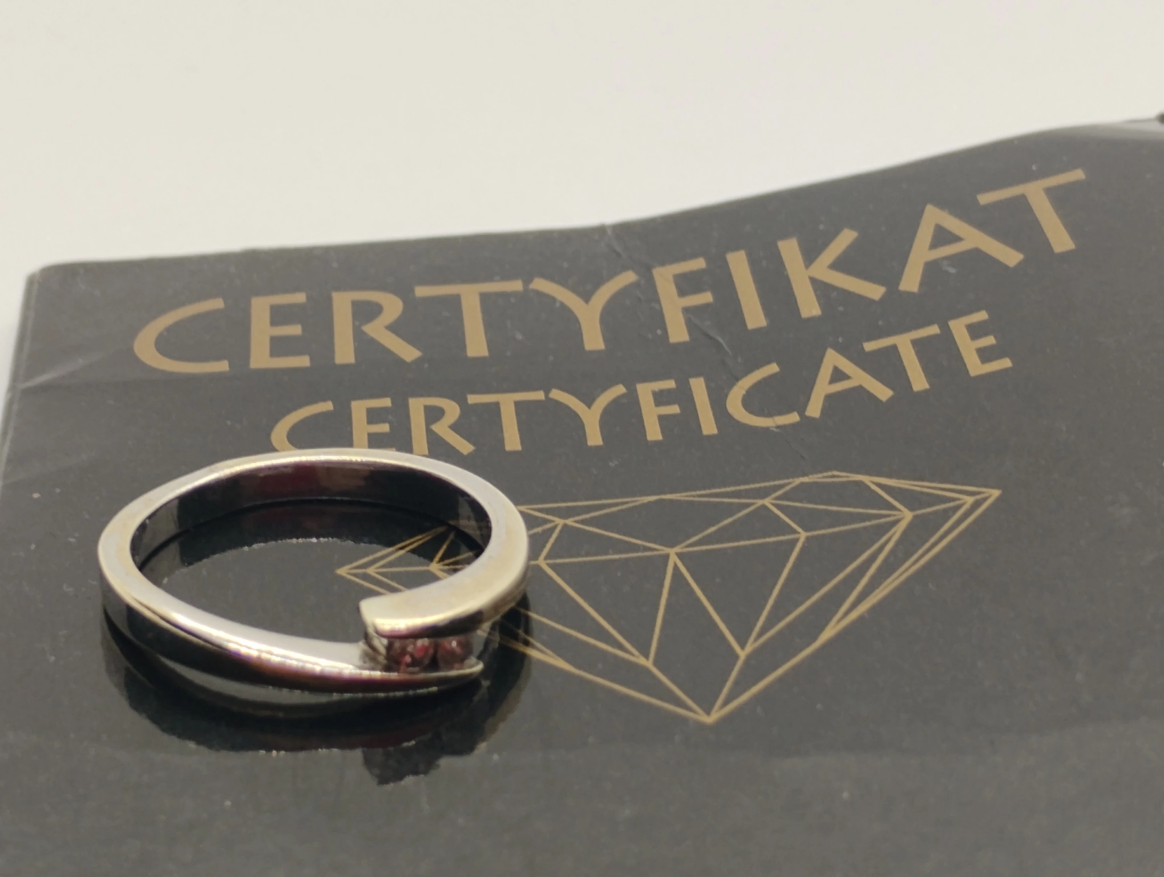 piekny-zloty-pierscionek-333g-375-diament-rodzaj-2205-2