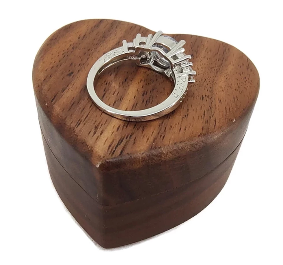 cudowny-pierscionek-ozdobiony-kamieniami-posrebrzany-rozm15-waga-353