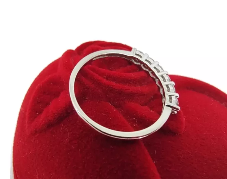 delikatny-srebrny-pierscionek-z-6-cyrkoniami-p925-106g-r-15-rozmiarsrednica-wew-mm-372-15