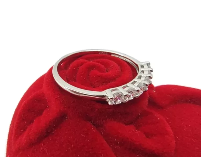 delikatny-srebrny-pierscionek-z-6-cyrkoniami-p925-106g-r-15-kolor-dominujacy-205826-1081899