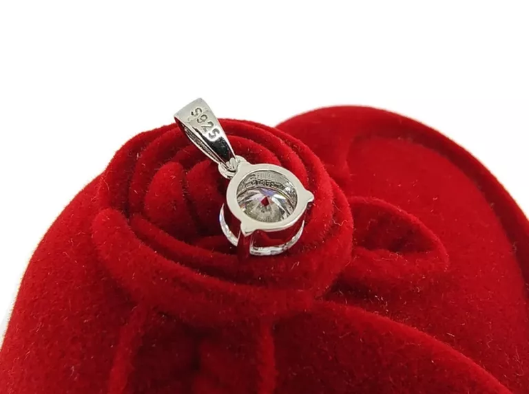 delikatna-srebrna-zawieszka-z-cyrkonia-p925-083-g-kolor-dominujacy-205826-1081899