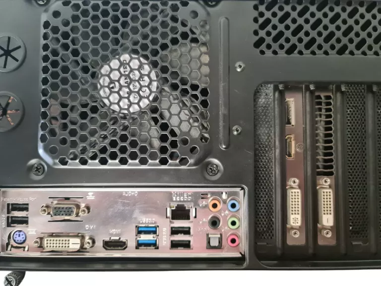 KOMPUTER STACJONARNY I5-4460 16 GB RAM AMD RADEON R9 200 SERIES