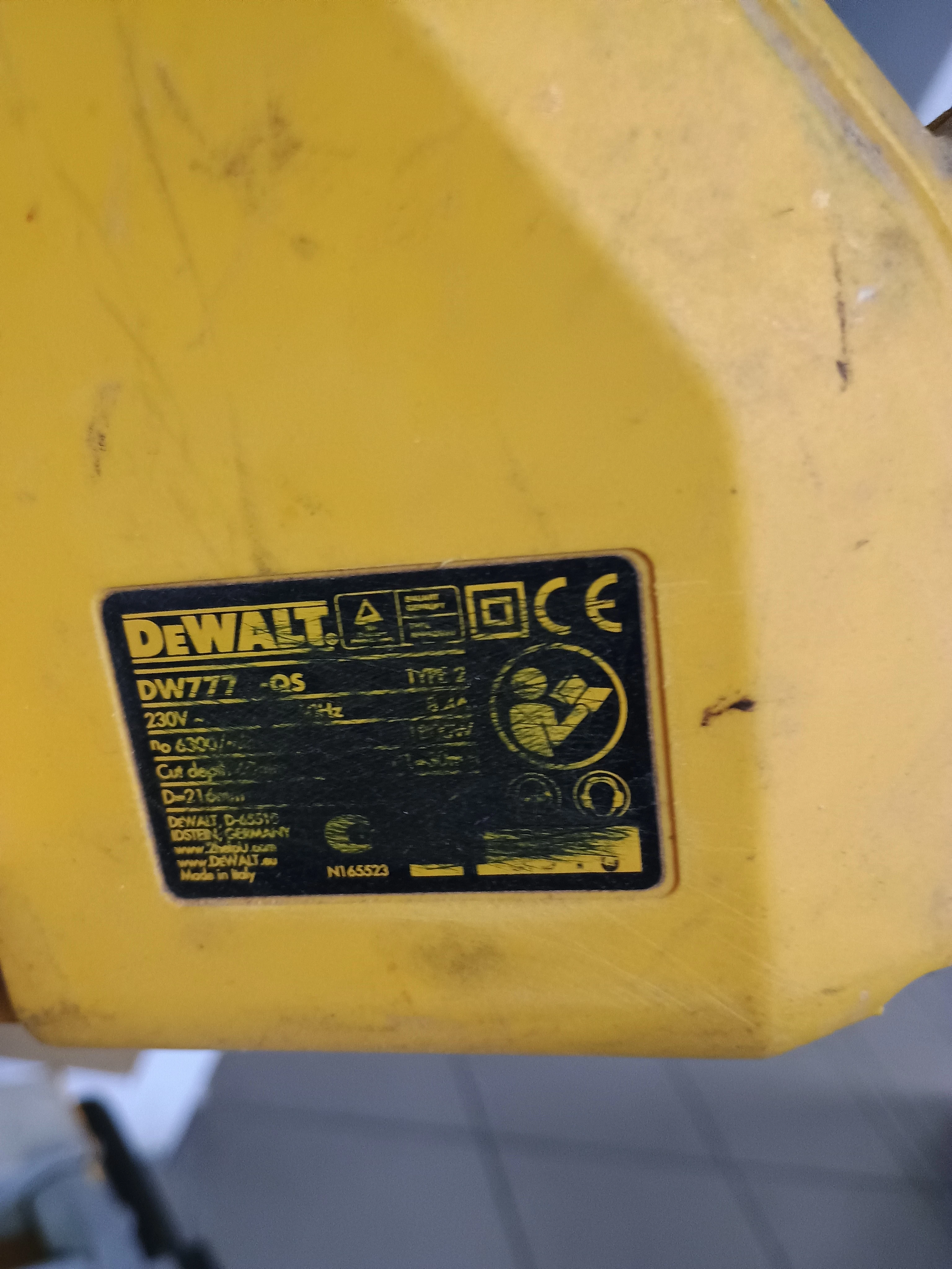 ukosnica-z-posuwem-dewalt-dws777-de7400-stol-roboczy-srednica-tarczy-21600