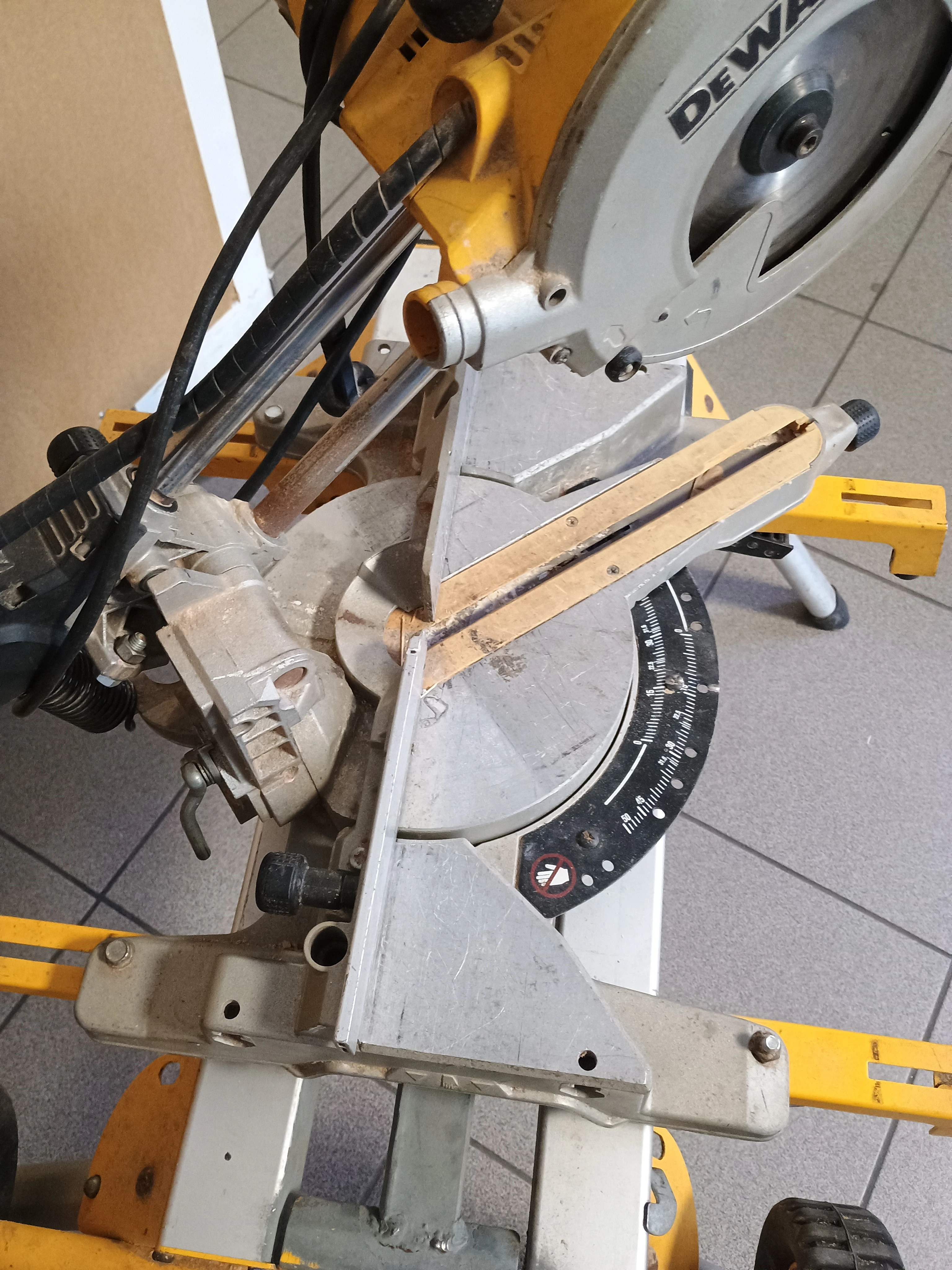 ukosnica-z-posuwem-dewalt-dws777-de7400-stol-roboczy-marka-248811-950256