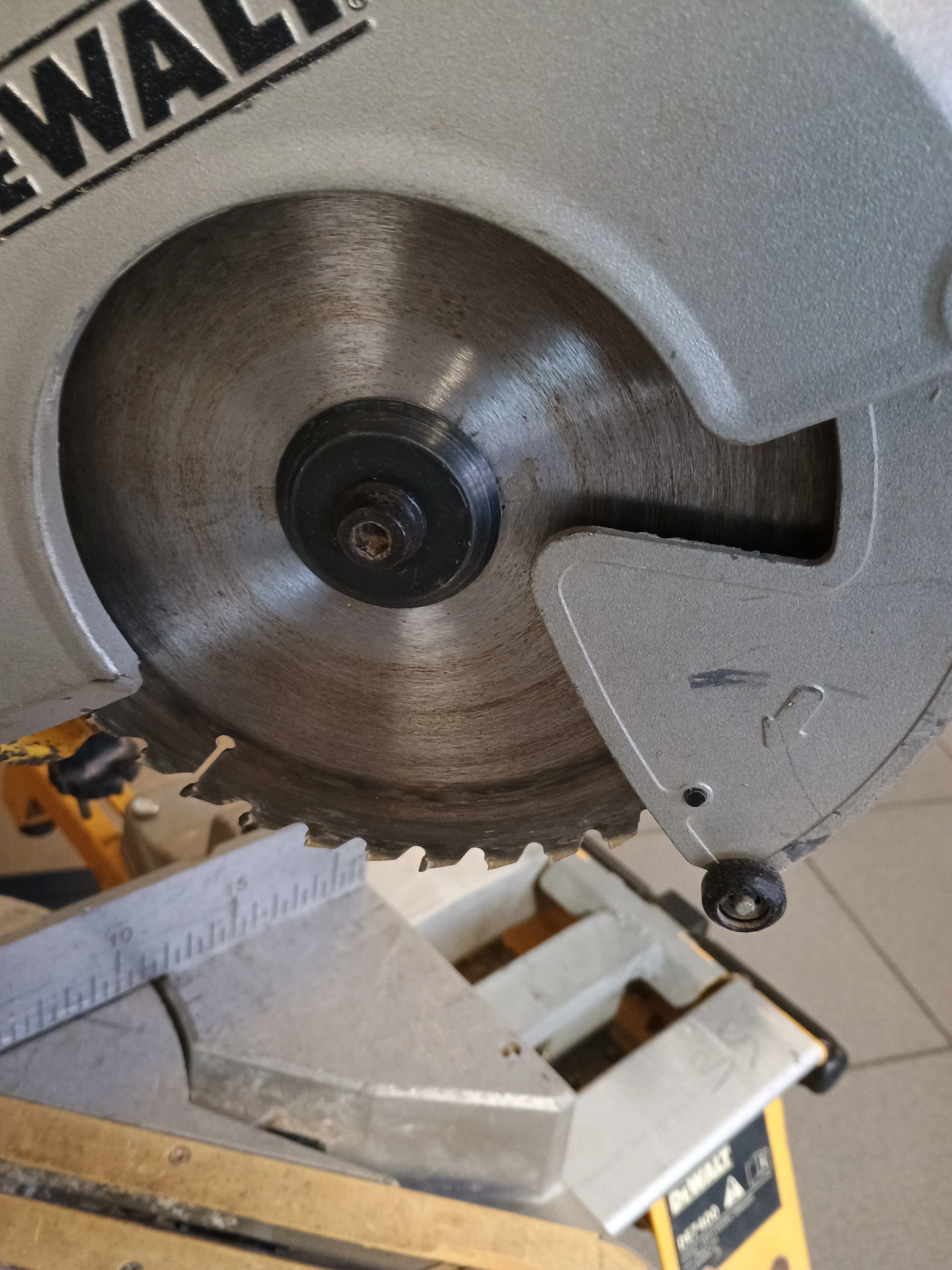 ukosnica-z-posuwem-dewalt-dws777-de7400-stol-roboczy-kod-producenta-dws773