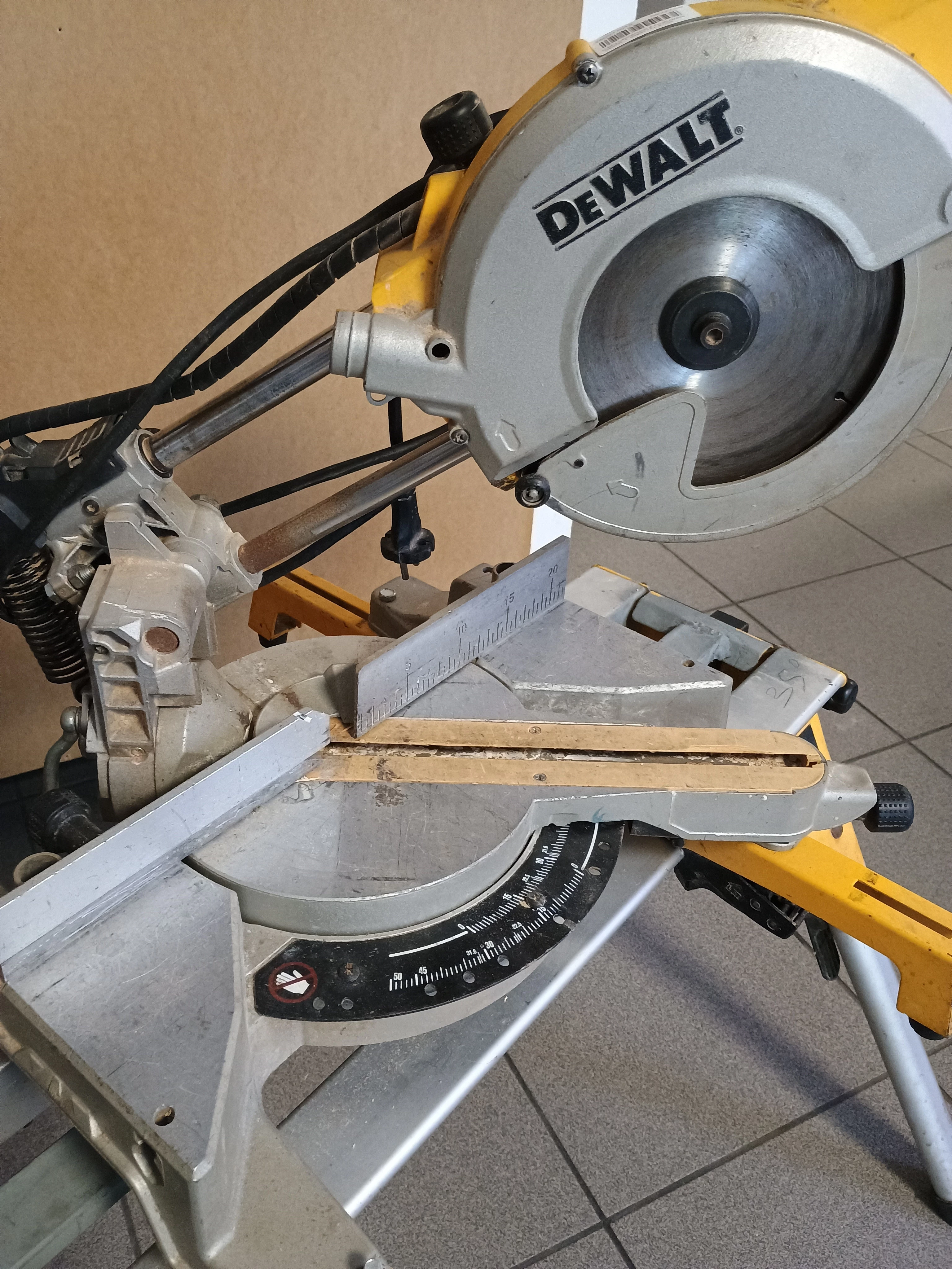 ukosnica-z-posuwem-dewalt-dws777-de7400-stol-roboczy-seria-dws773