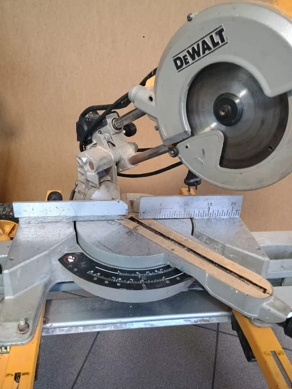 ukosnica-z-posuwem-dewalt-dws777-de7400-stol-roboczy-stan-11323-2