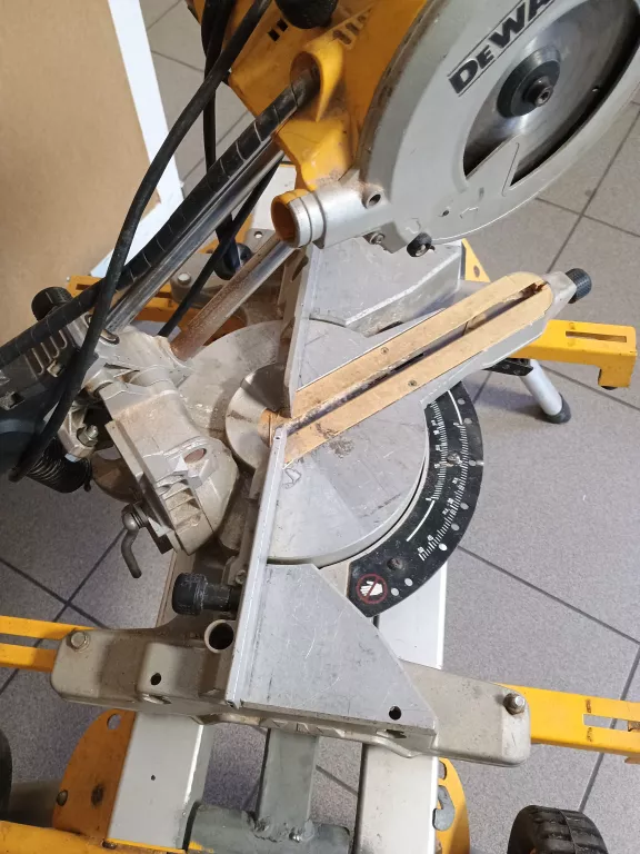 ukosnica-z-posuwem-dewalt-dws777-de7400-stol-roboczy-marka-248811-950256